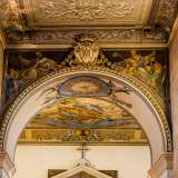 Ci rechiamo nell�attuale zona presbiteriale frutto degli ampliamenti cinquecenteschi. La decorazione barocca azzurro e oro con santi e angeli introduce l�area in cui � inserito il nuovo altare maggiore 